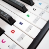Kolorowe naklejki z nutami na klawisze keyboardu